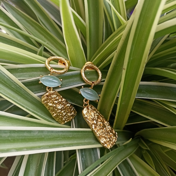 Handmade gold platted stone studded drop earrings - Picture 10 of 10